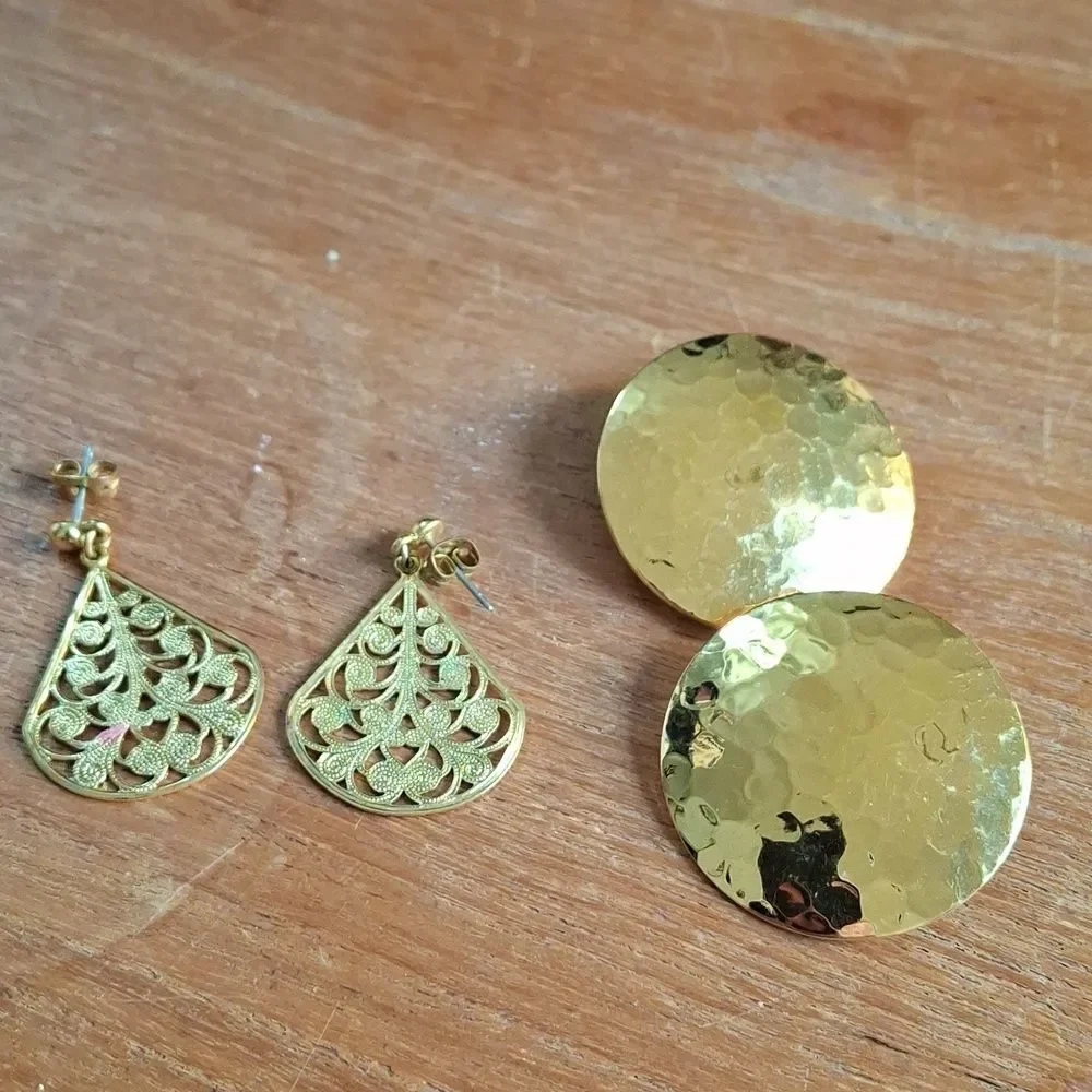 Two pair of gold tone earrings (E018)